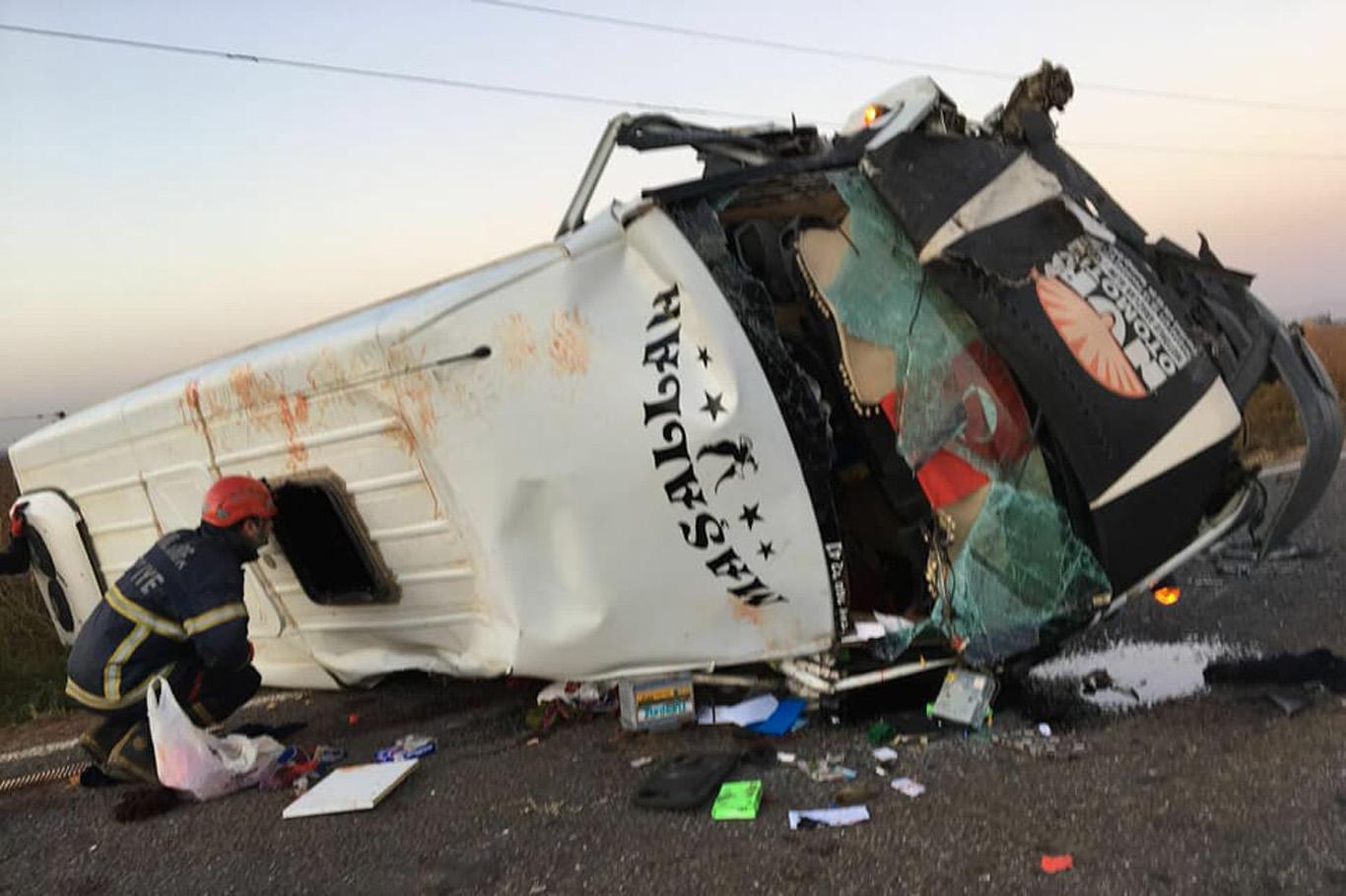 İşçileri taşıyan minibüs ile otomobil çarpıştı: 3 ölü 17 yaralı